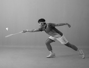 羽毛球运动员打羽毛球图片